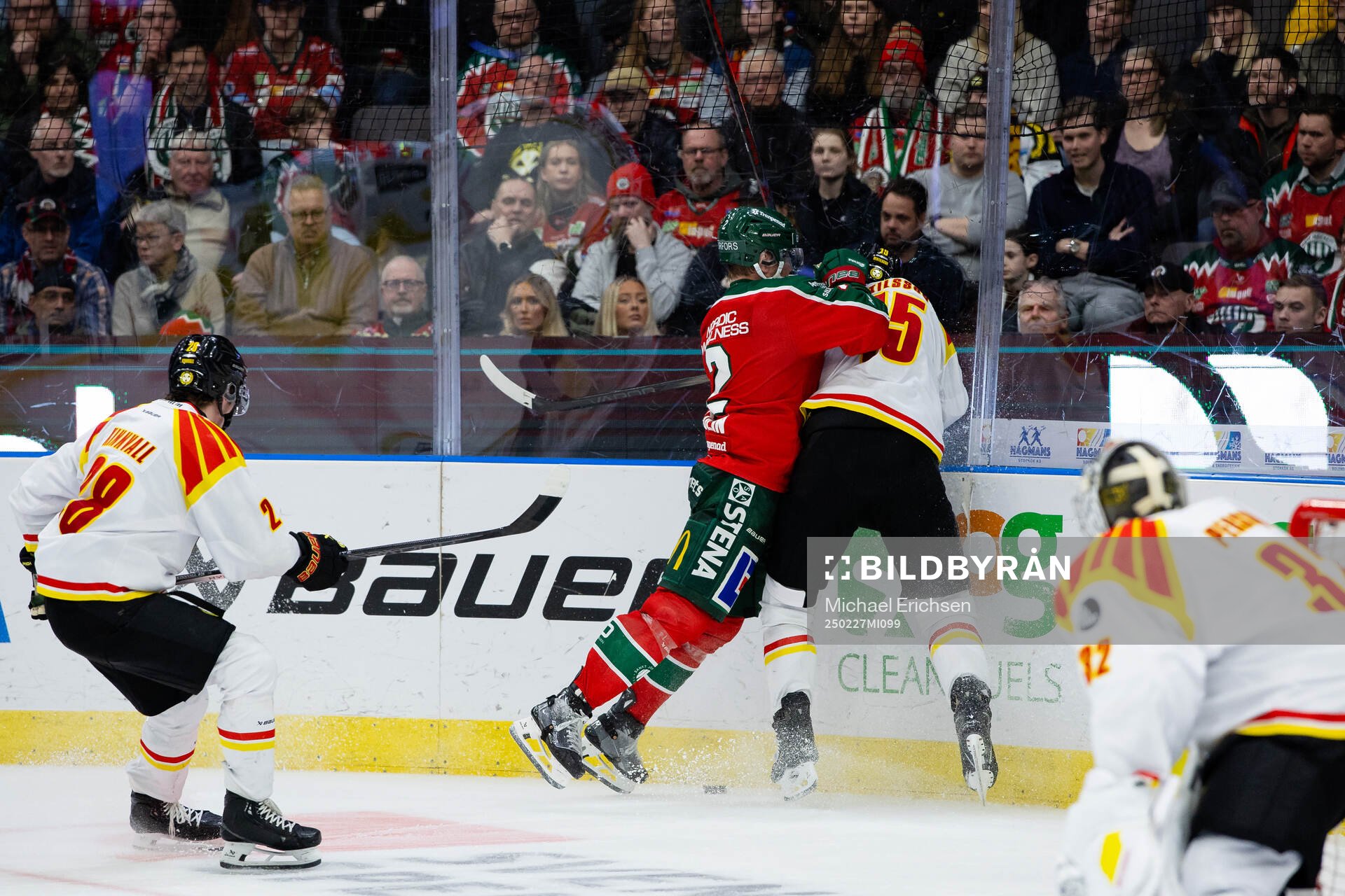 Frölundas Christian Folin tacklar Brynäs Simon Bertilsson