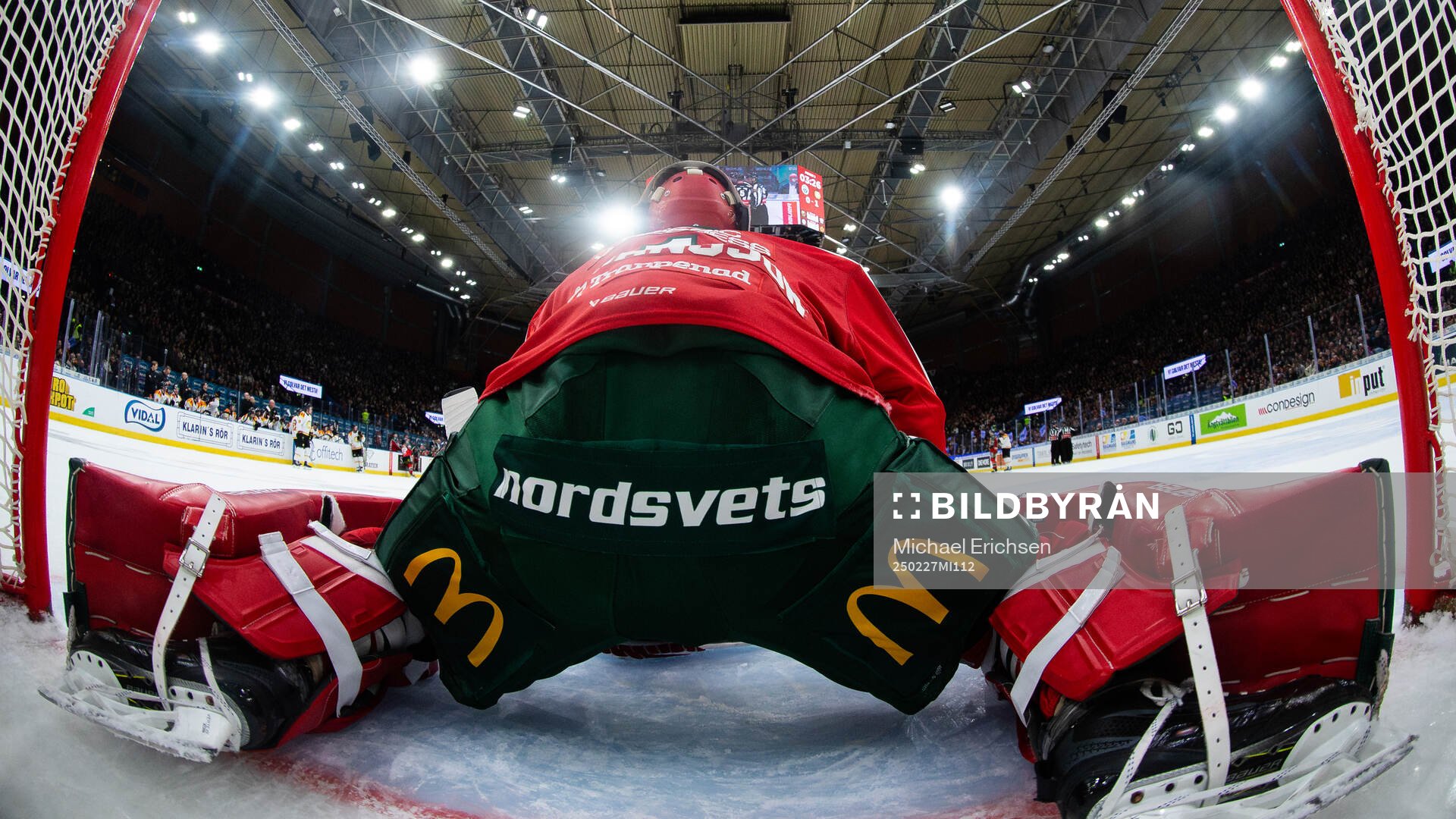 Frölundas målvakt Lars Johansson stretchar