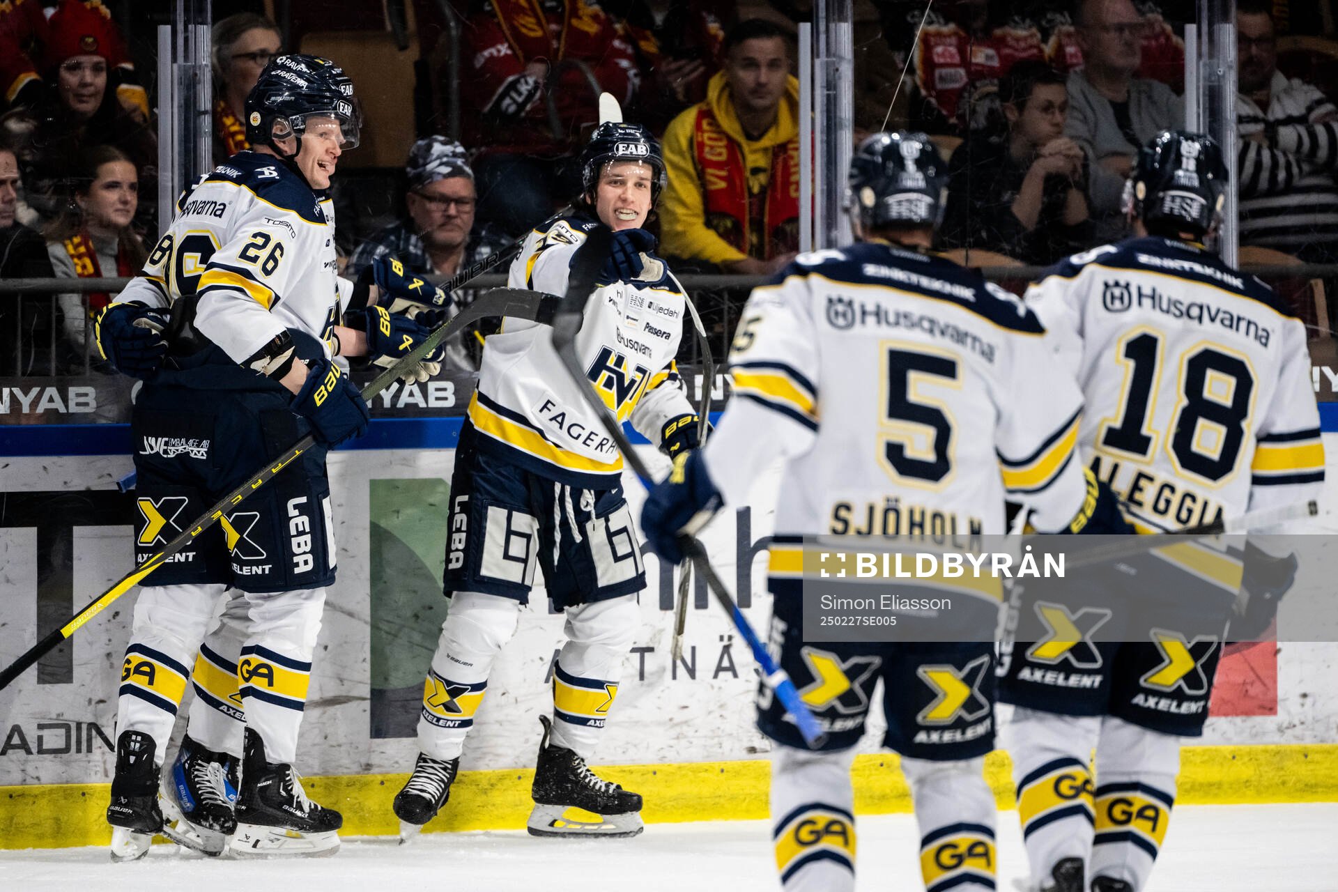 HV71s Tommi Tikka och Jamiro Reber jublar
