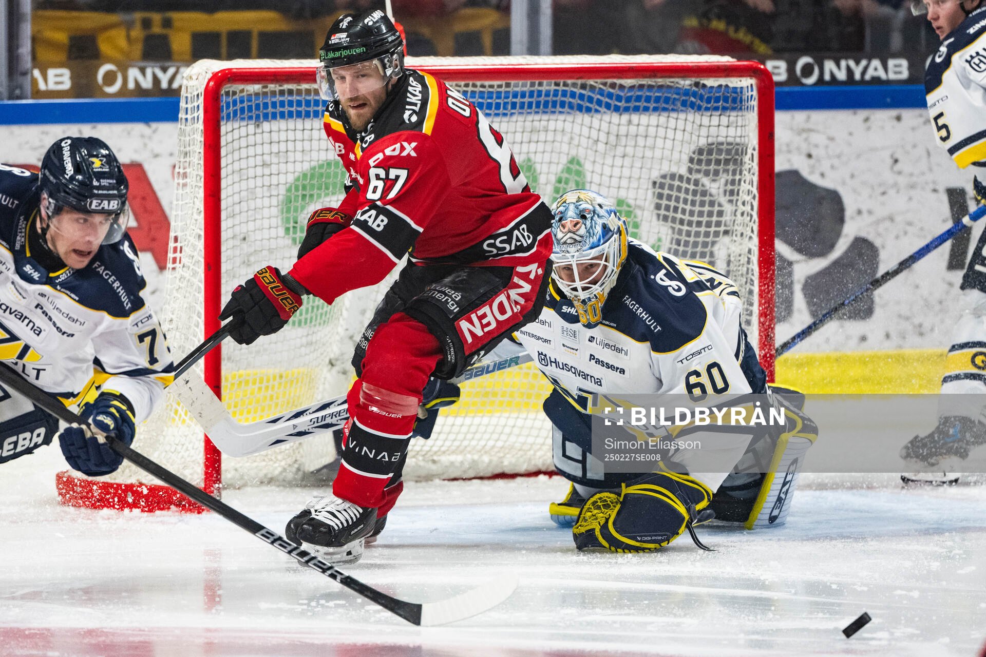 Luleås Linus Omark och HV71s målvakt Hugo Alnefelt