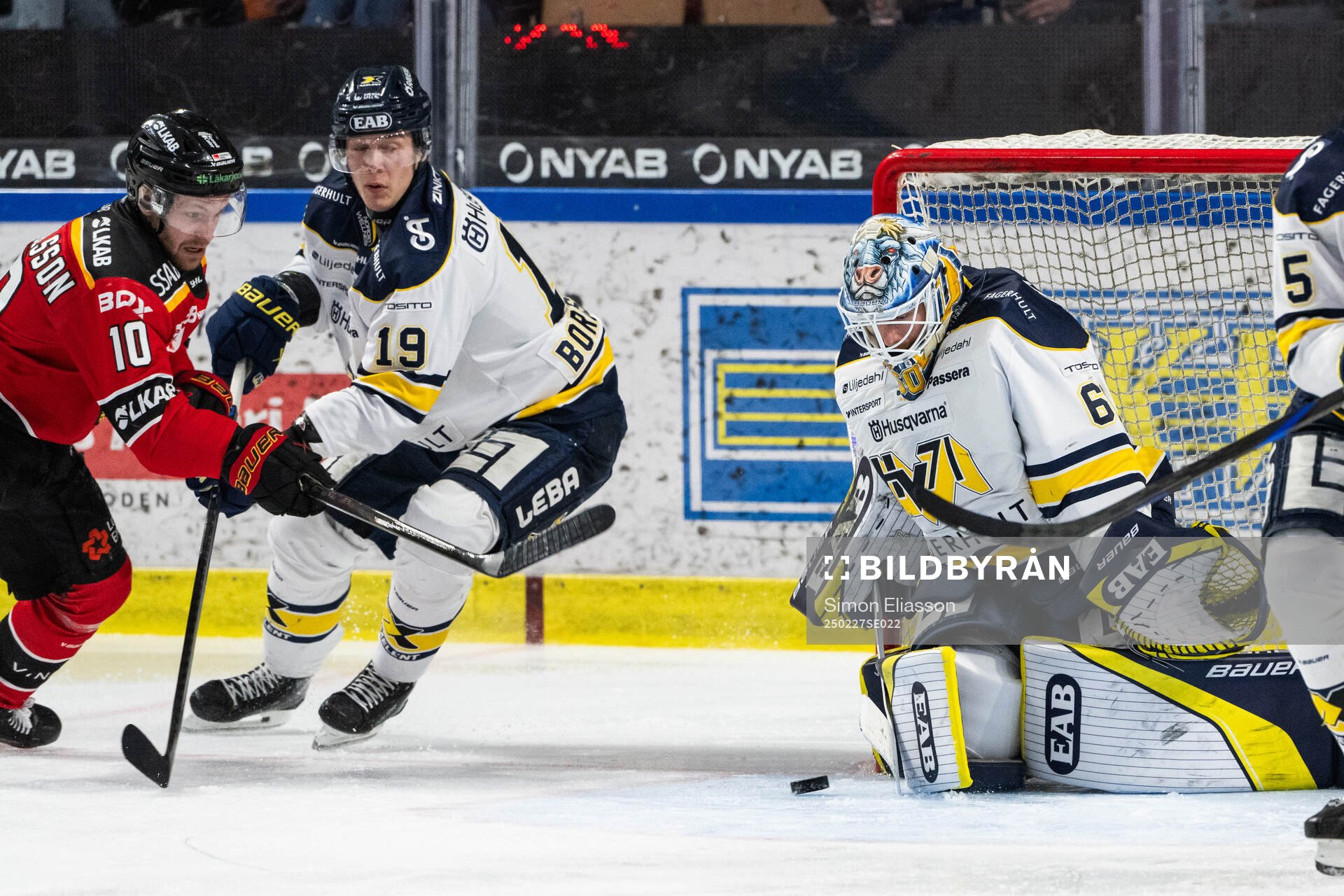 Luleås Einar Emanuelsson och HV71s målvakt Hugo Alnefelt