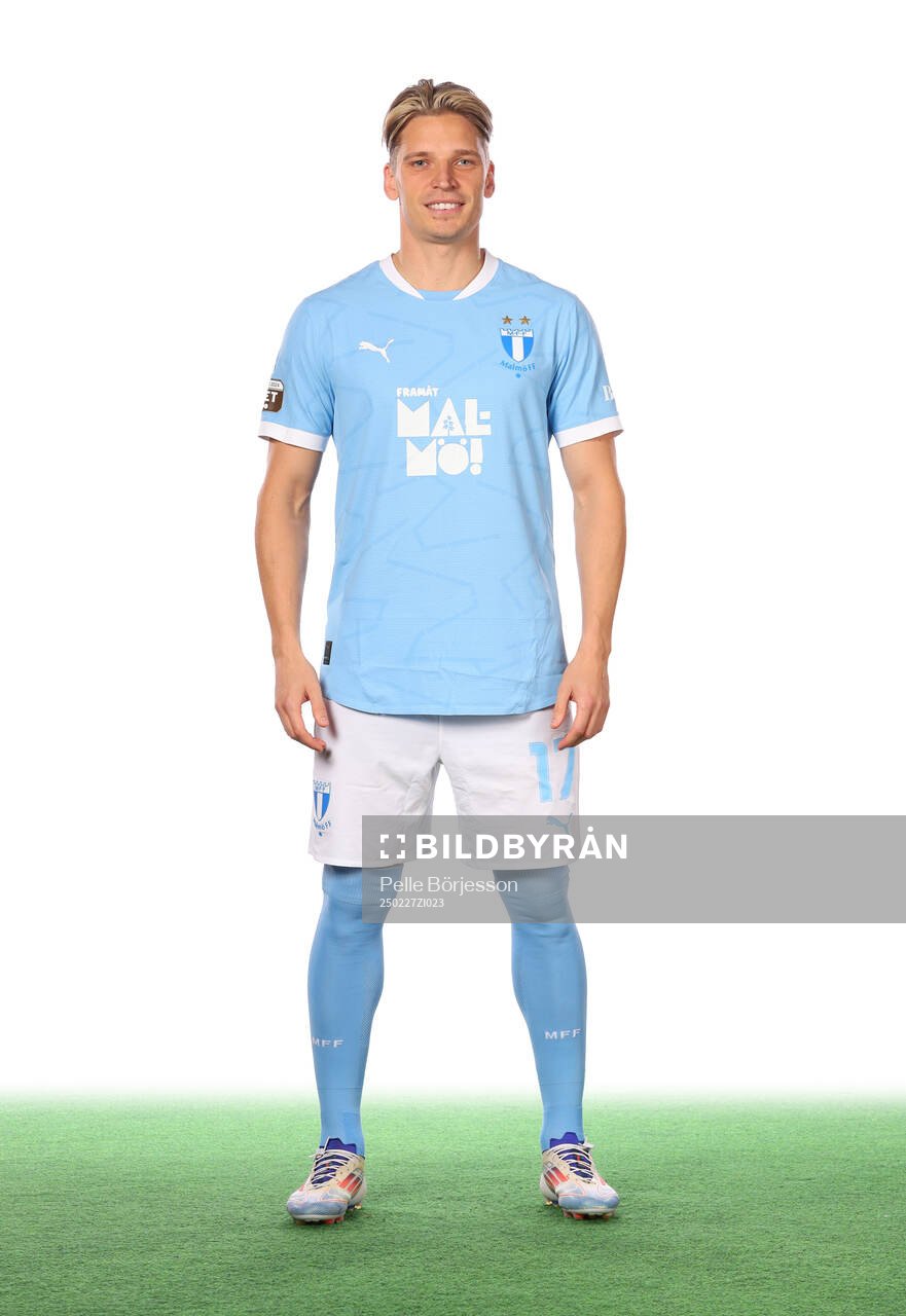 Malmö FFs Jens Stryger Larsen poserar för ett porträtt den 27 februari 2025 i Malmö.