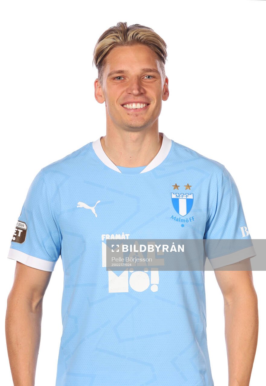 Malmö FFs Jens Stryger Larsen poserar för ett porträtt den 27 februari 2025 i Malmö.