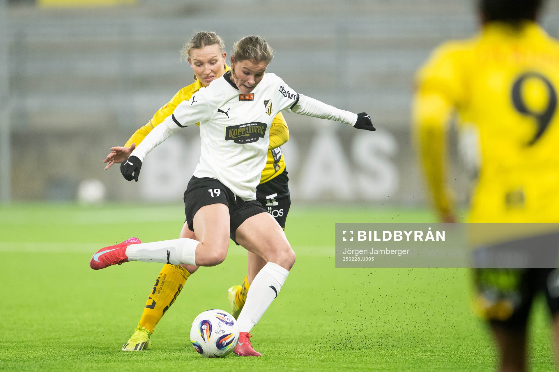 Elfsborgs Selma Berggren och Häckens Lova Sternvik under träningsmatchen i fotboll mellan Elfsborg och Häcken den 28 februari 2025 i Borås.