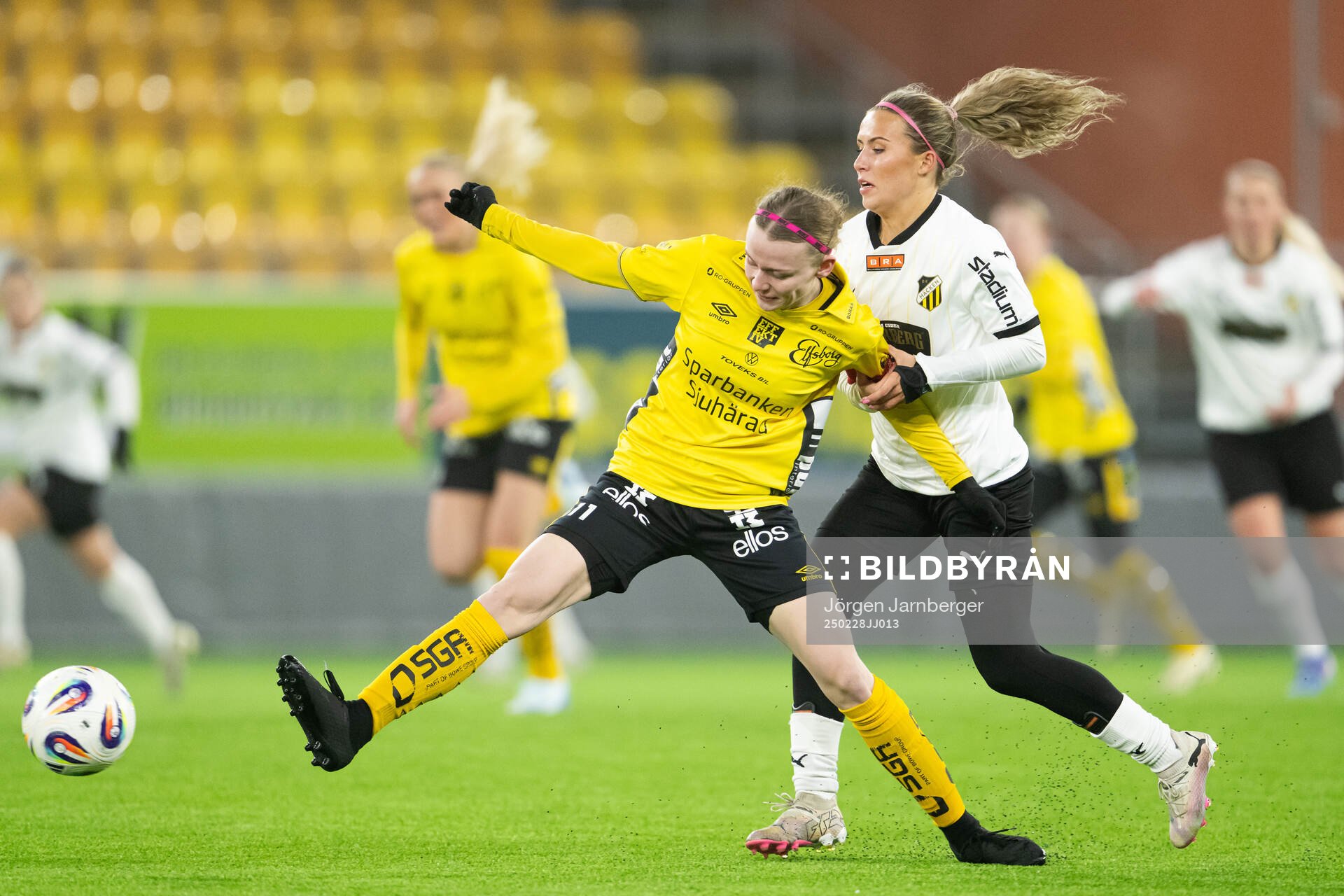Elfsborgs Leann Nyström och Häckens Nathalie Staaf