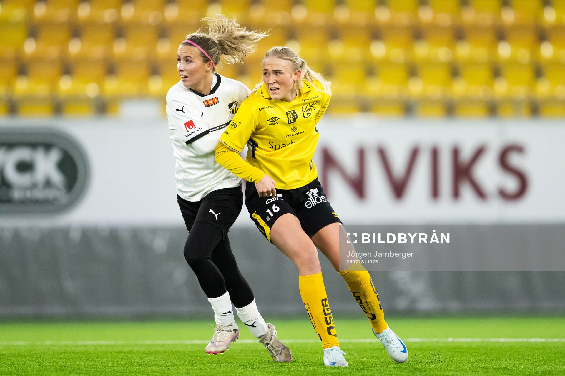 Häckens Nathalie Staaf och Elfsborgs Emilia Bengtsson