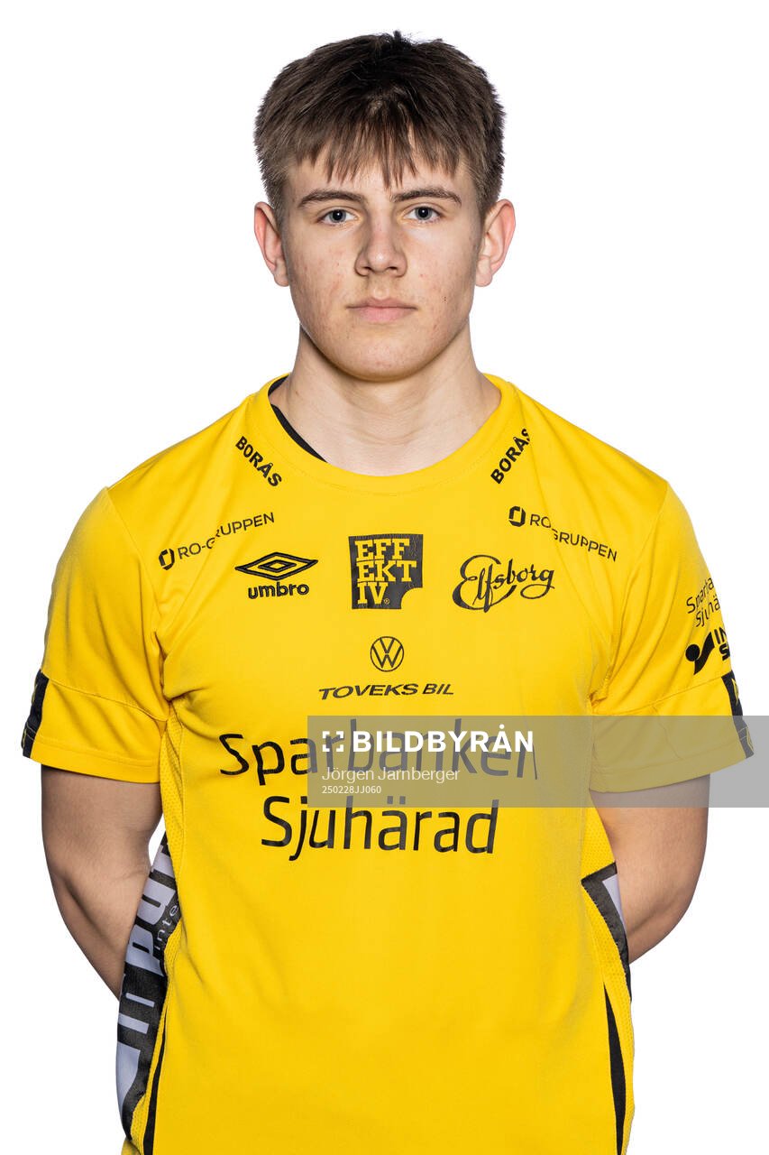 Felix Strömberg under en porträttfotografering med Elfsborg den 28 februari 2025 i Borås. 