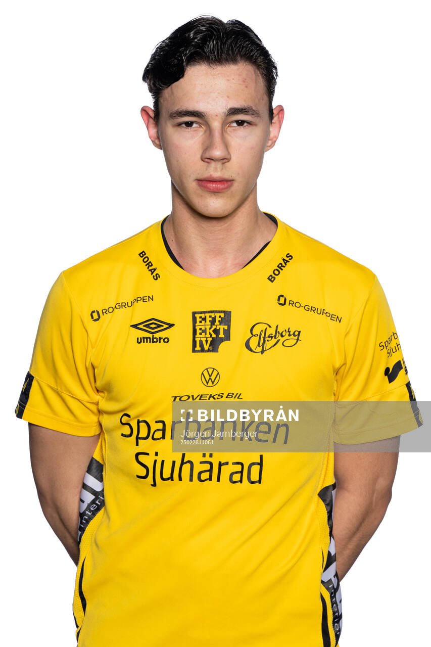 Adel Šovšić under en porträttfotografering med Elfsborg den 28 februari 2025 i Borås. 