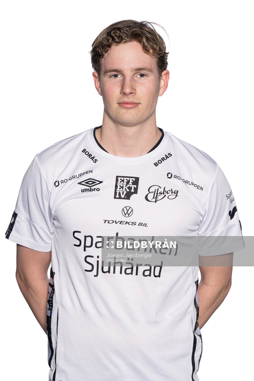Hannes Bäck under en porträttfotografering med Elfsborg den 28 februari 2025 i Borås. 