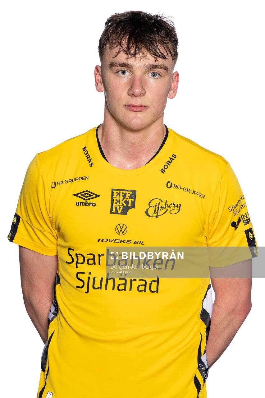Wilke Aronsson under en porträttfotografering med Elfsborg den 28 februari 2025 i Borås. 