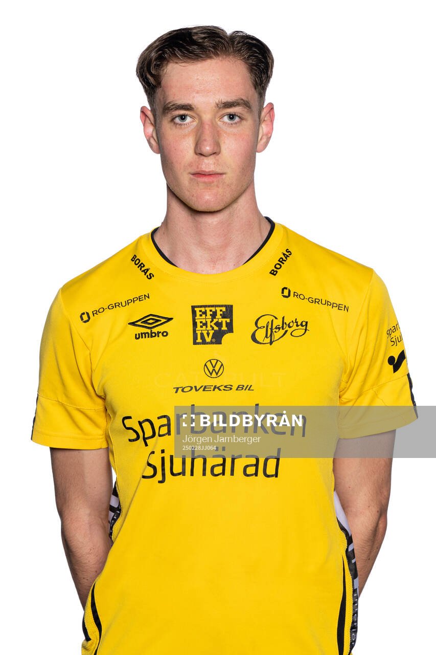Robin Svernfors under en porträttfotografering med Elfsborg den 28 februari 2025 i Borås. 
