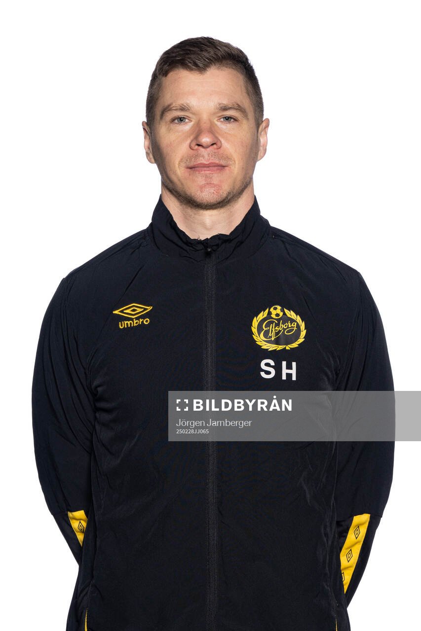 Tränare Samuel Holmén under en porträttfotografering med Elfsborg den 28 februari 2025 i Borås. 