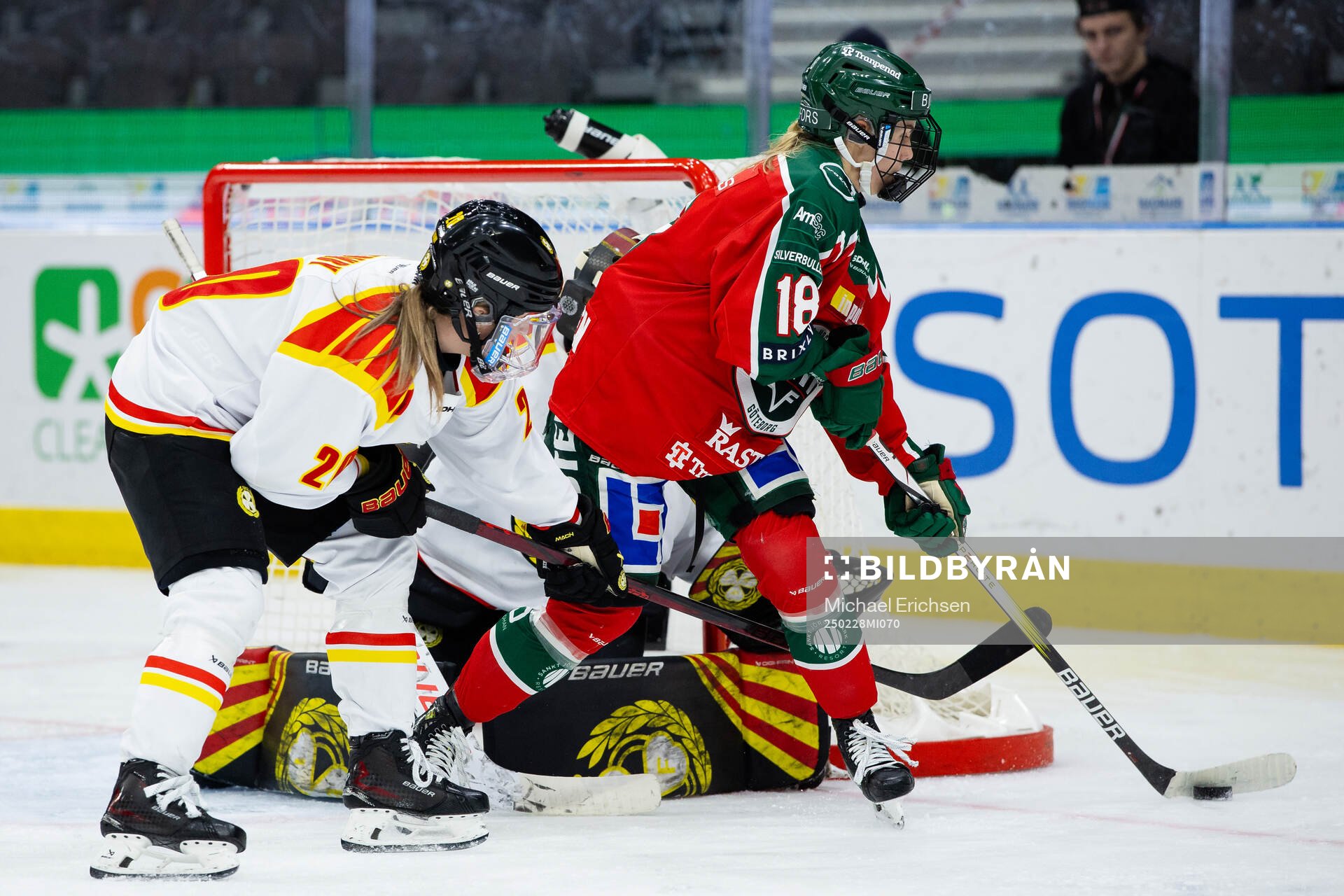 Brynäs Celine Tedenby och målvakt Ena Nystrøm mot