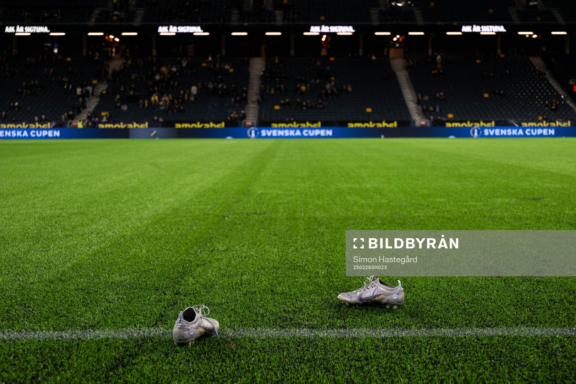 Fotbollsskor på Strawberry Arenas konstgräsplan inför fotbollsmatchen i Svenska Cupen mellan AIK och Värnamo den 28 februari 2025 i Stockholm.
