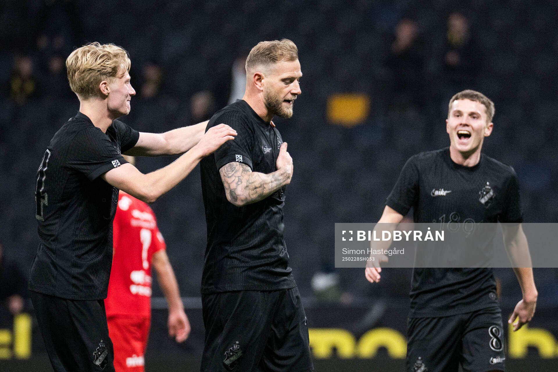 AIKs John Guidetti jublar med Andreas Redkin och Johan Hove