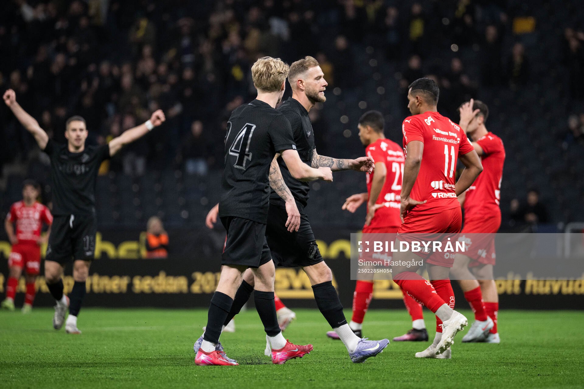 AIKs John Guidetti jublar med Andreas Redkin efter 2-0 under fotbollsmatchen i Svenska Cupen mellan AIK och Värnamo den 28 februari 2025 i Stockholm.