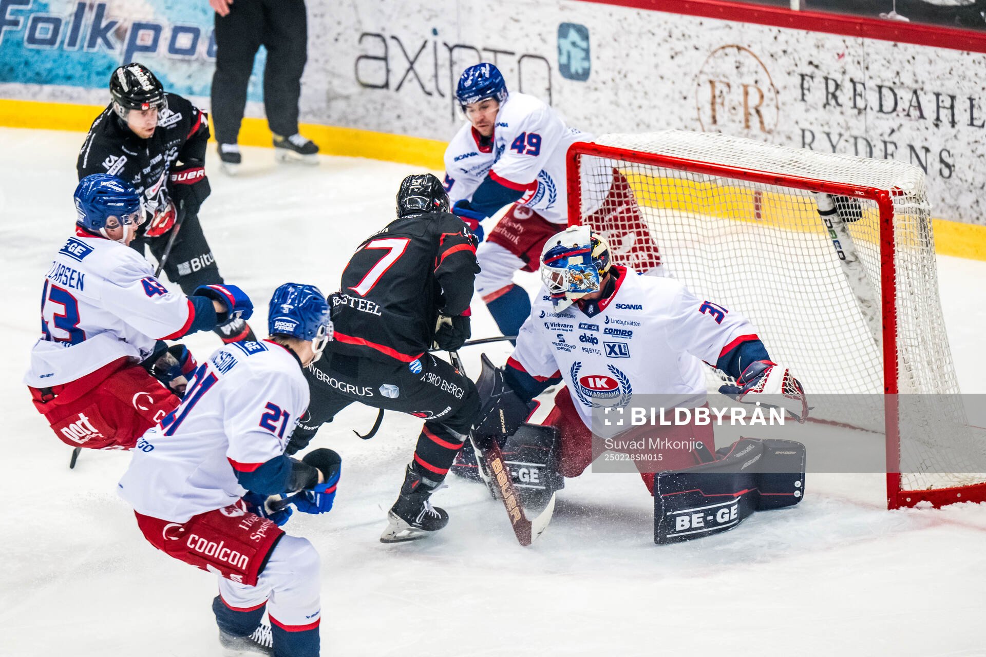 Nybros Radek Muzik och Oskarshamns målvakt Evan Cowley