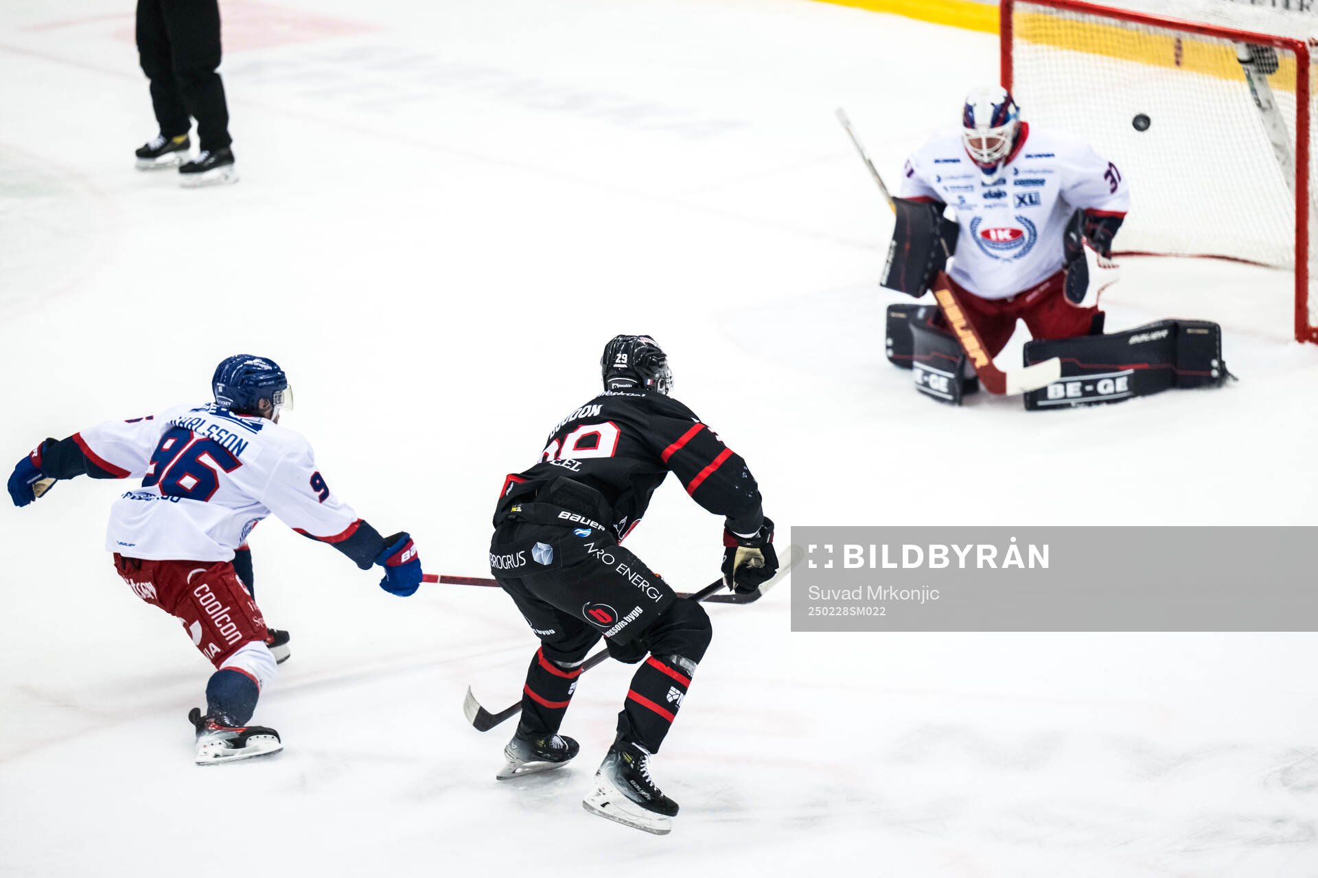 Nybros Louis Boudon gör 1-0 bakom Oskarshamns målvakt
