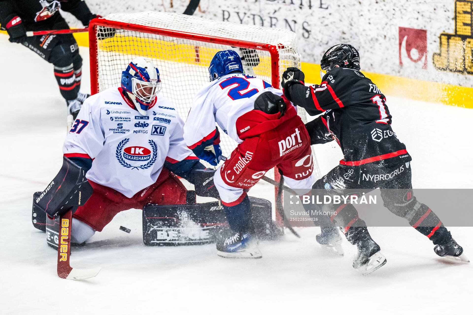 Oskarshamns målvakt Evan Cowley och Nolan Walker och