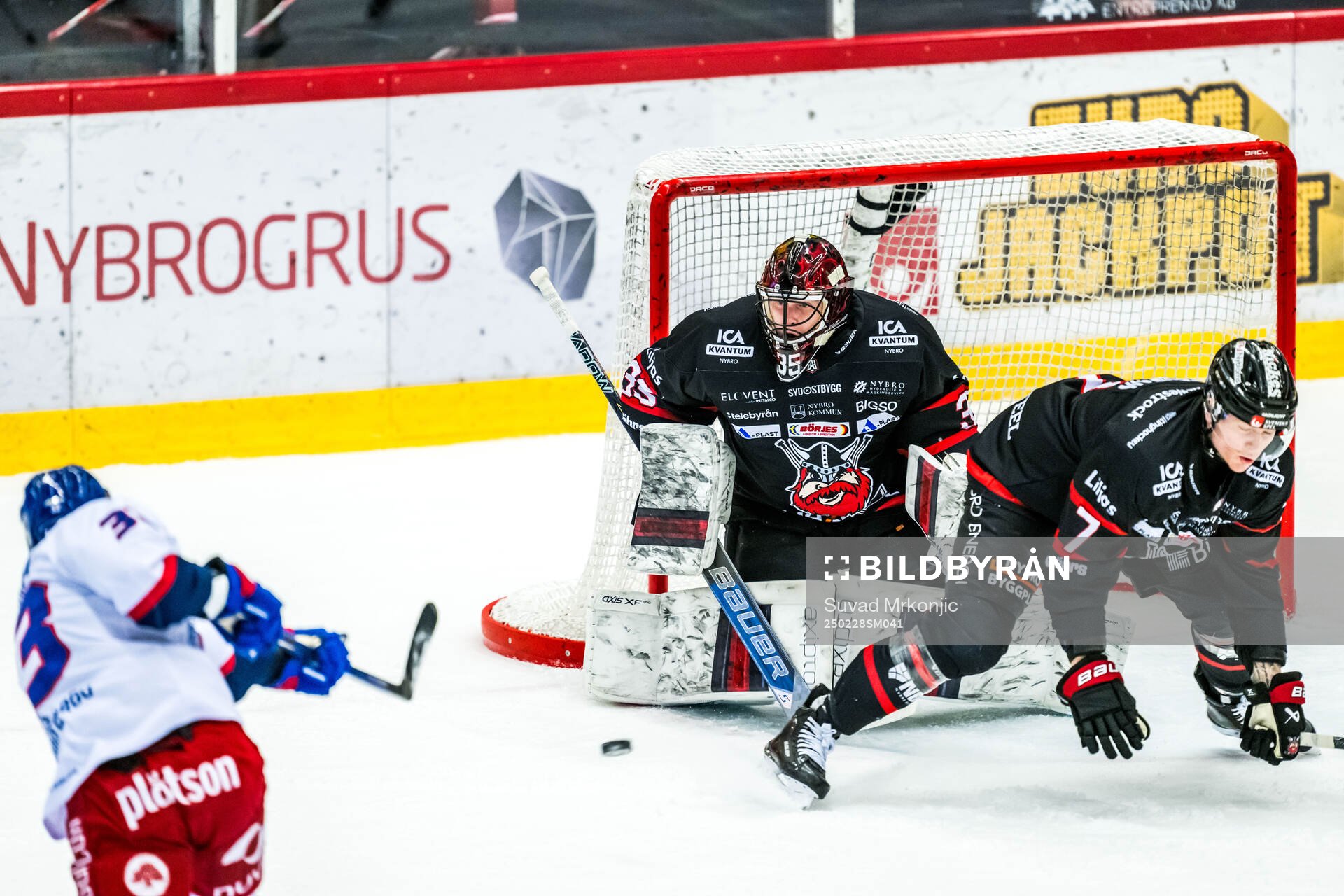 Oskarshamns Ludvig Östman och Nybros målvakt Alexander