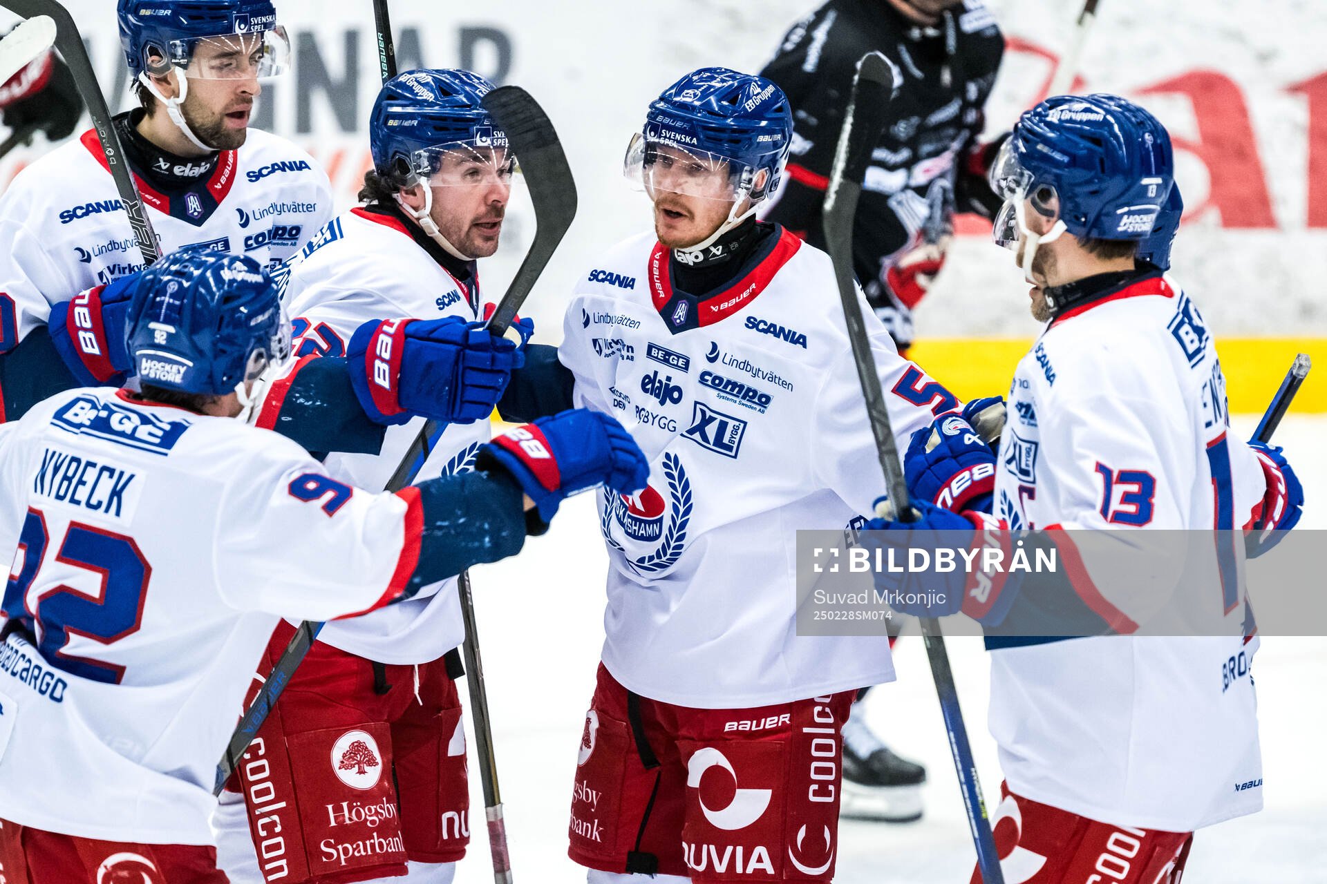 Oskarshamns Niclas Burström jublar med lagkamrater