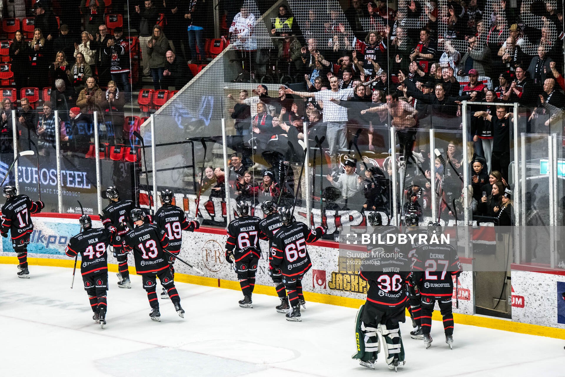 Nybros spelare jublar med supportrar