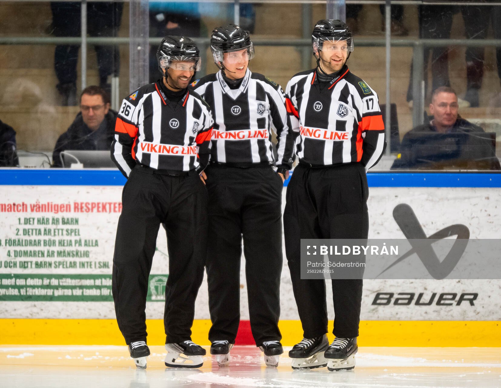 Domare Fredrik Rönnberg, linjedomare Adam Bardh, och