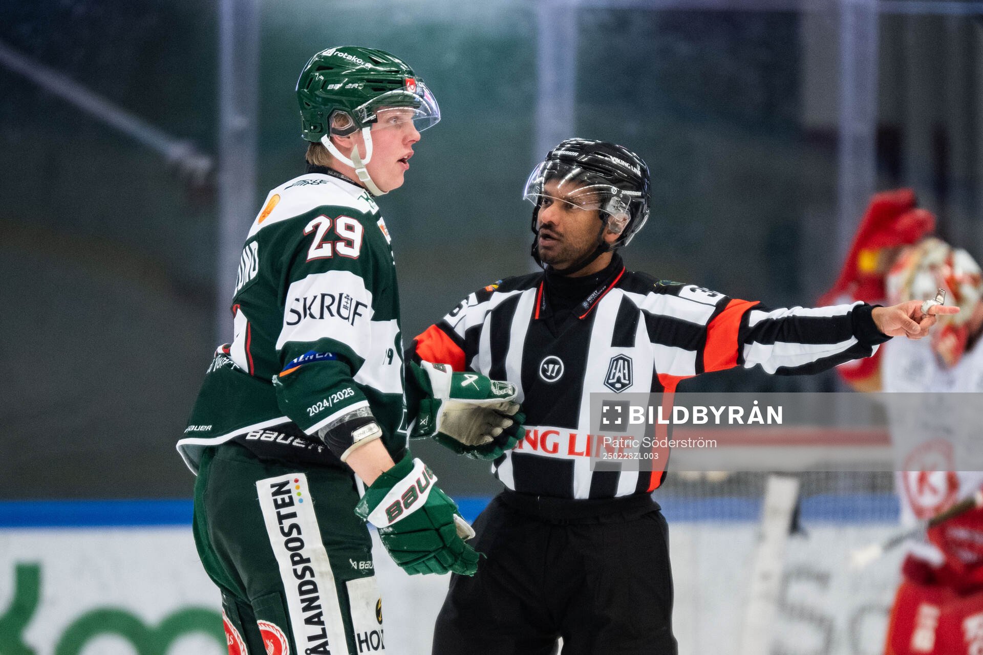 Tingsryds Valdemar Vesterlund i diskussion med domare