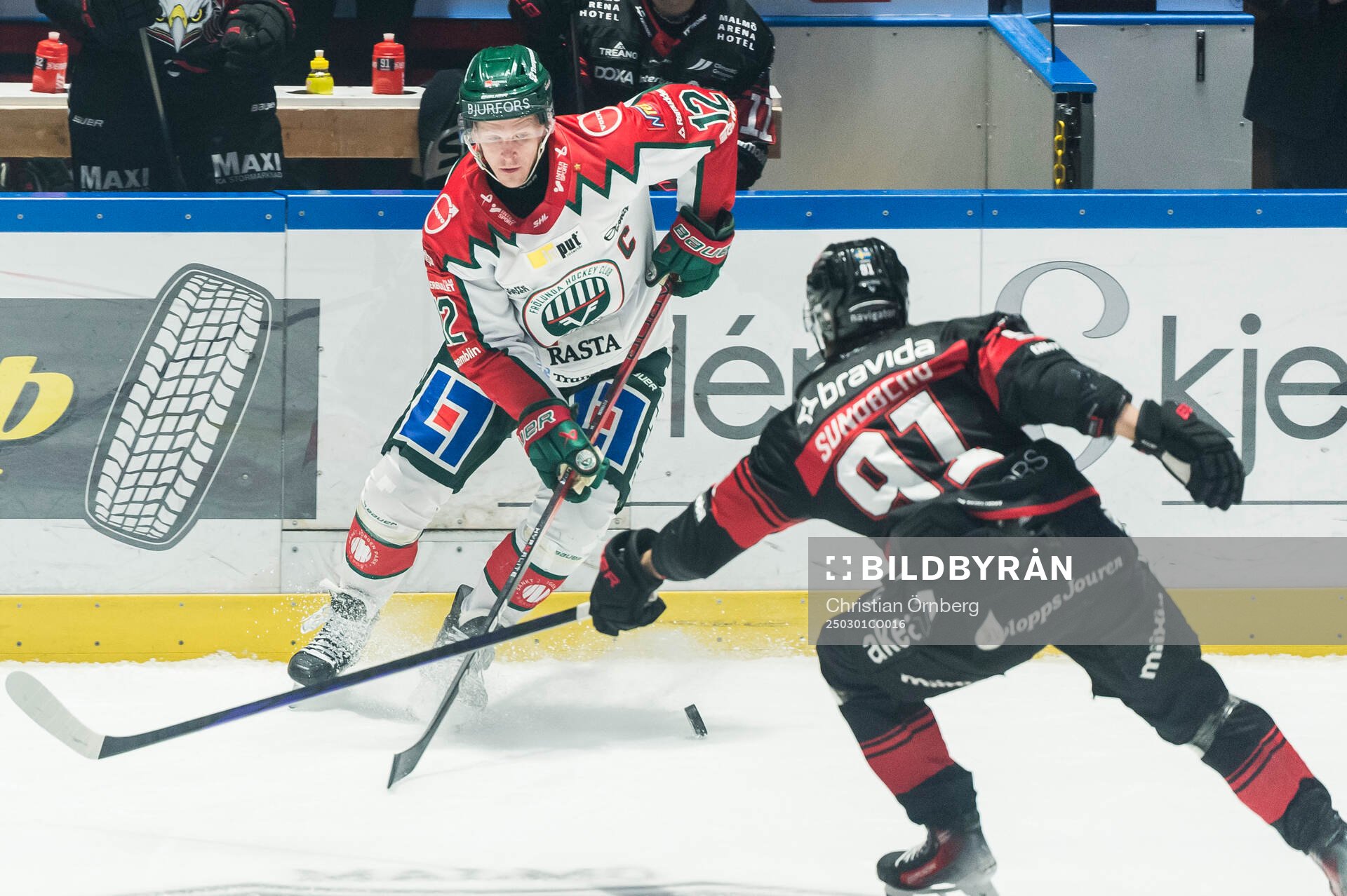 Frölundas Max Friberg och Malmö Redhawks Axel Sundberg