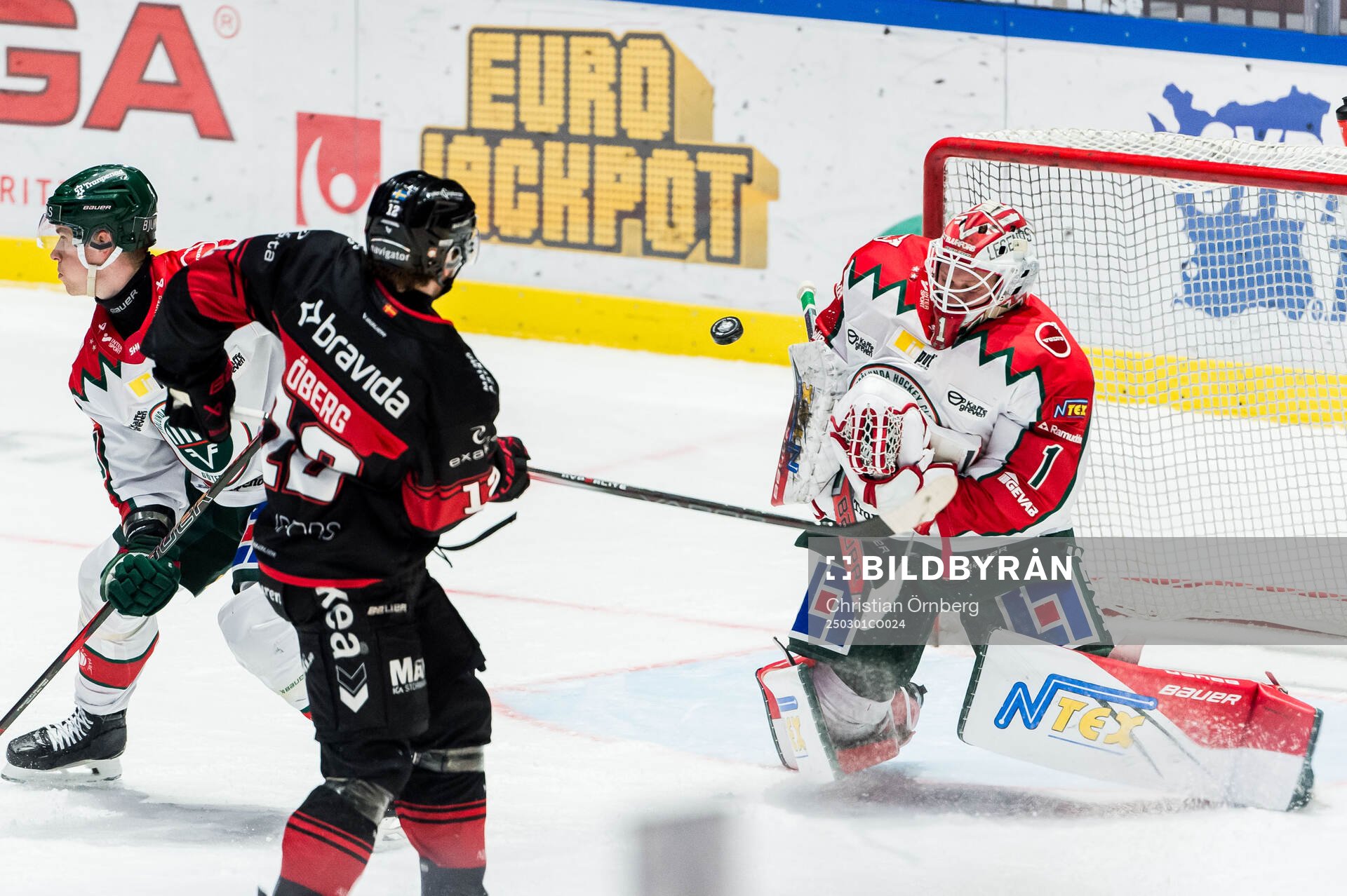 Malmö Redhawks Linus Öberg och Frölundas målvakt Lars