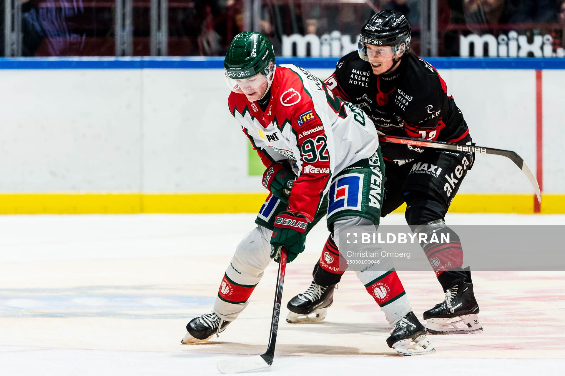 Frölundas Filip Cederqvist och Malmö Redhawks Linus Öberg
