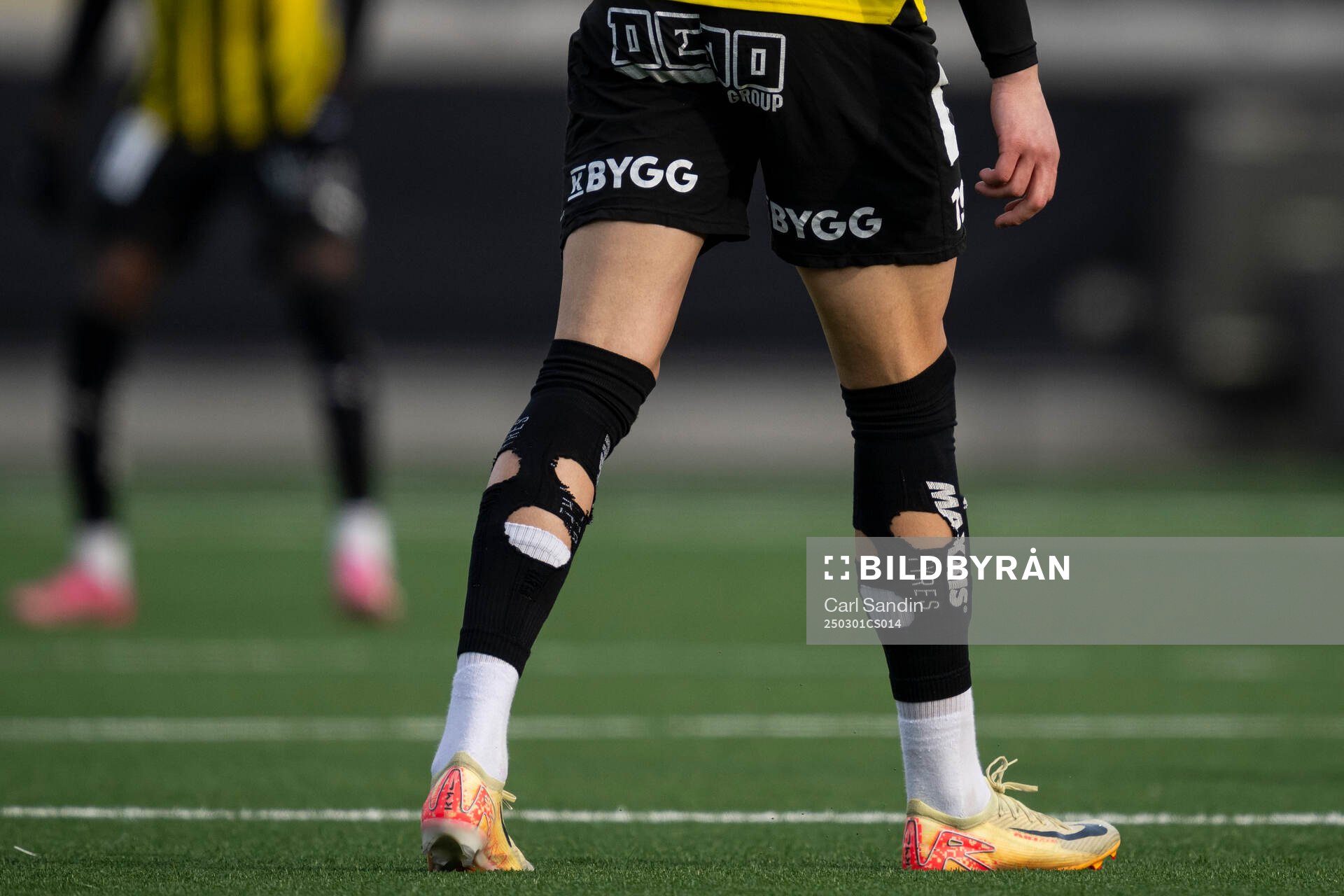 Sönderklippta strumpor på en fotbollsspelare under fotbollsmatchen i Svenska Cupen mellan Häcken och Sirius den 1 mars 2025 i Göteborg. 