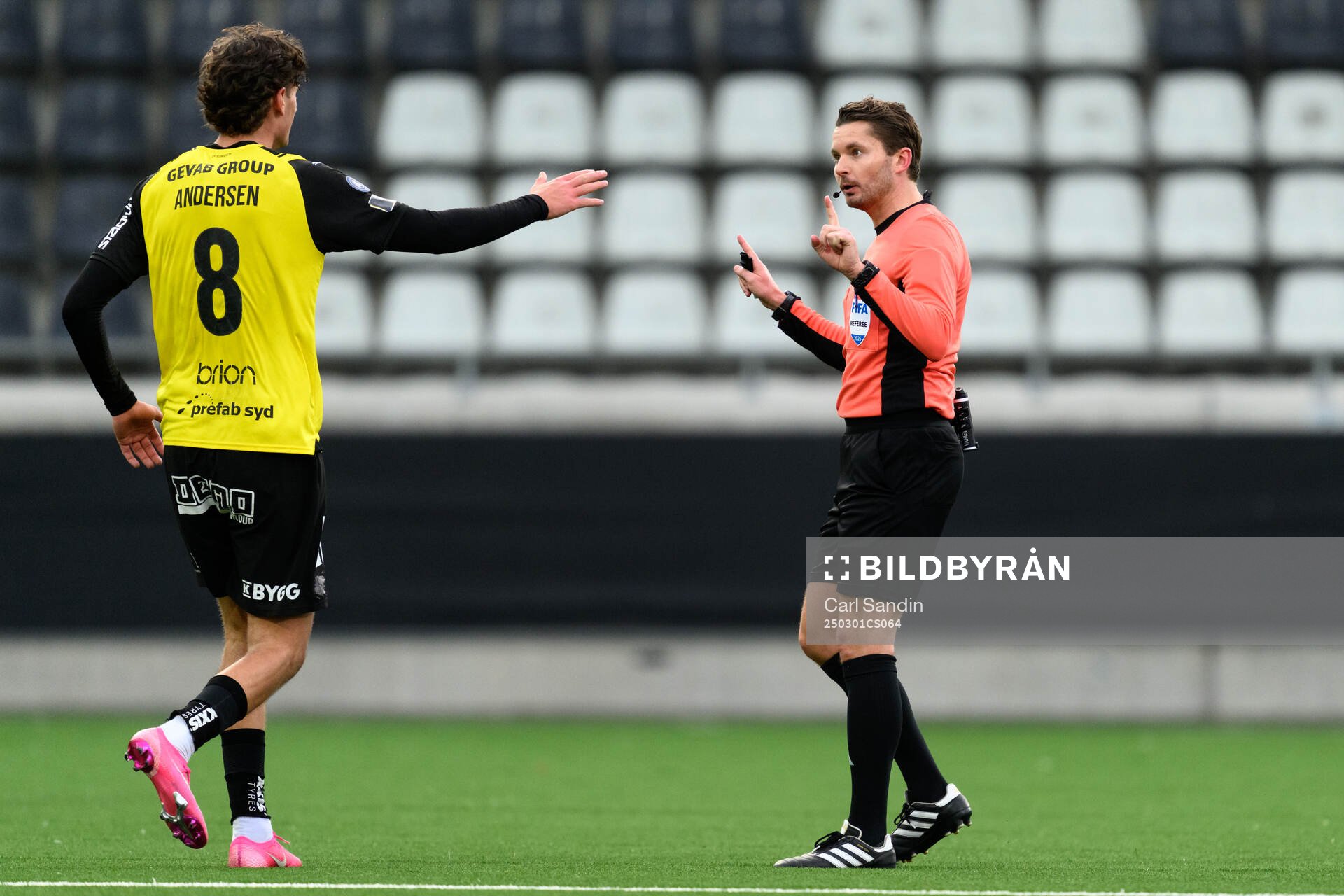 Häckens Silas Andersen och domare Joakim Östling
