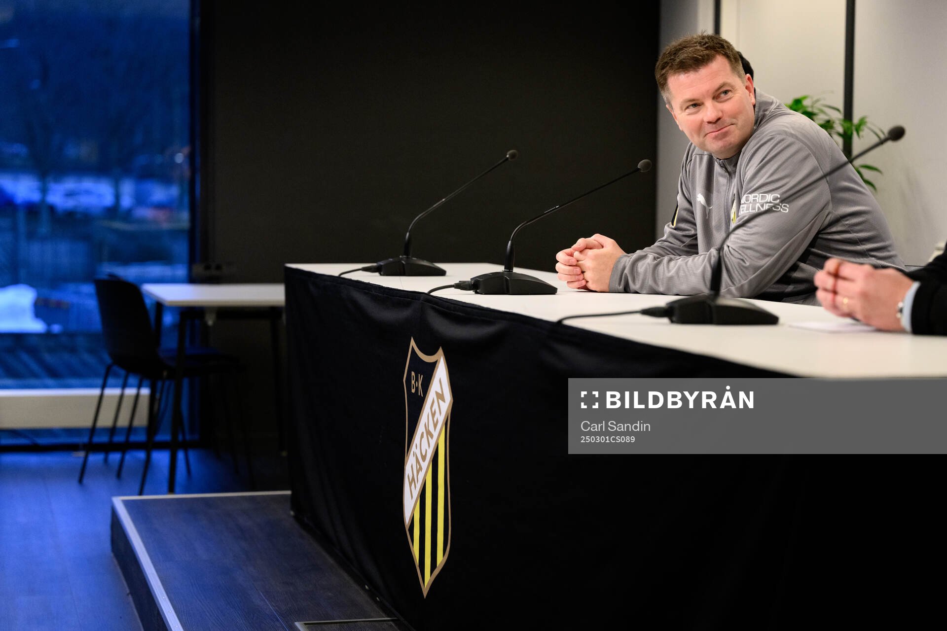 Häckens tränare Jens Gustafsson på en presskonferens