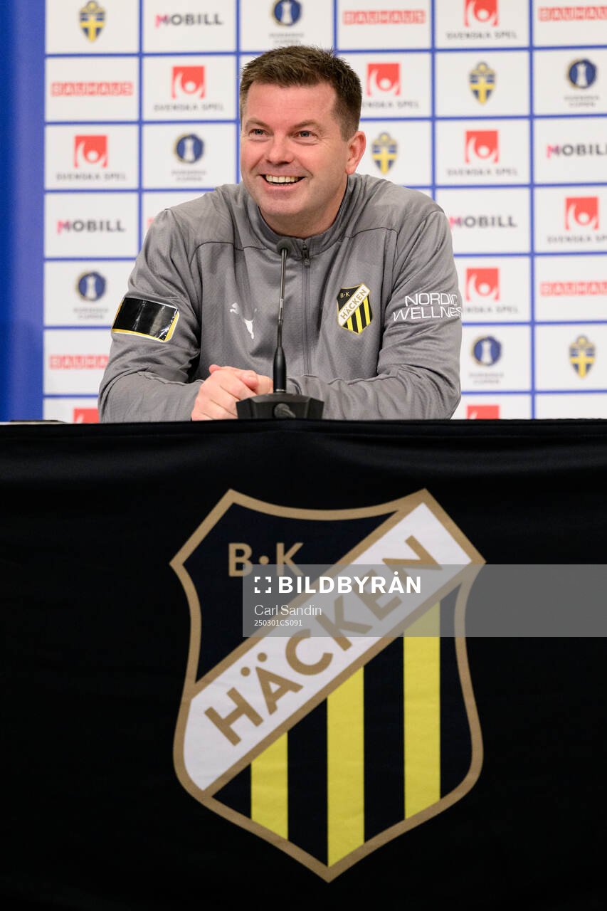 Häckens tränare Jens Gustafsson på en presskonferens