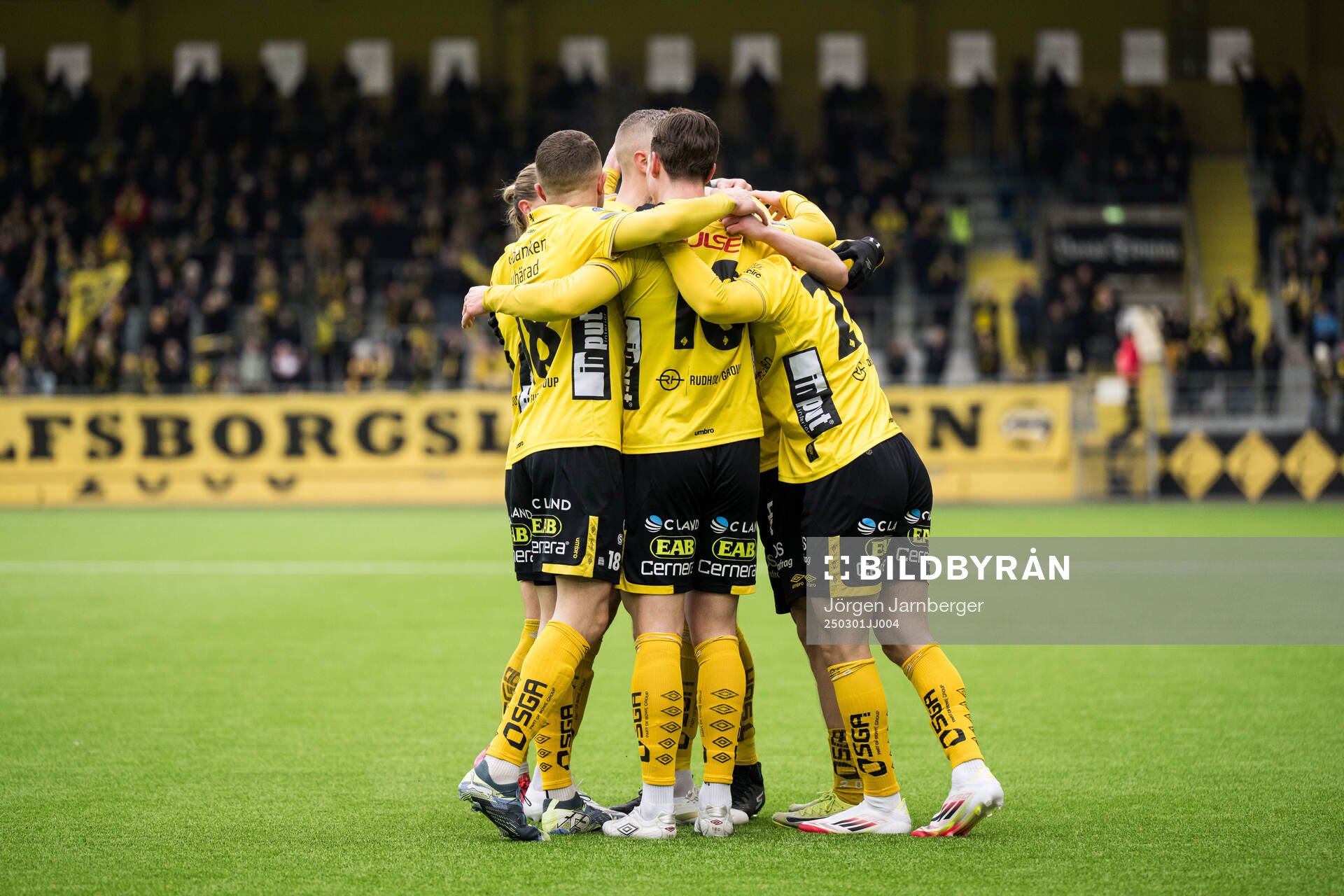 Elfsborgs Gottfrid Rapp jublar med Sebastian Holmen Simon Olsson, Terry Yegbe och Camil Jebara efter 1-0 under fotbollsmatchen i Svenska Cupen mellan Elfsborg och Brommapojkarna den 1 mars 2025 i Borås.