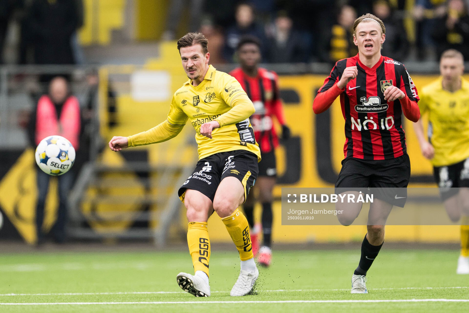 Elfsborgs Simon Olsson och Brommapojkarnas Charlie Nildén