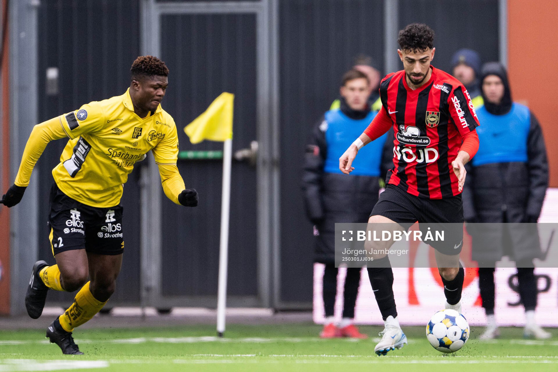 Elfsborgs Terry Yegbe och Brommapojkarnas Daleho Irandust
