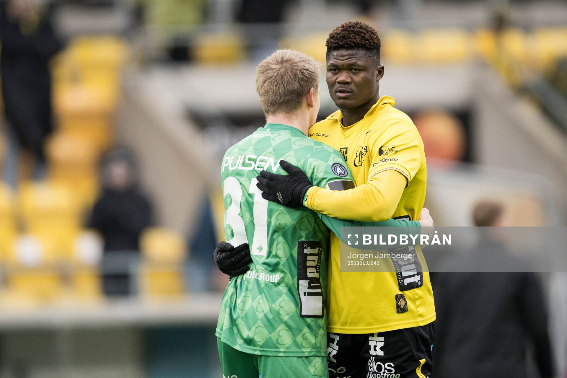 Elfsborgs målvakt Isak Pettersson och Terry Yegbe jublar efter fotbollsmatchen i Svenska Cupen mellan Elfsborg och Brommapojkarna den 1 mars 2025 i Borås.
