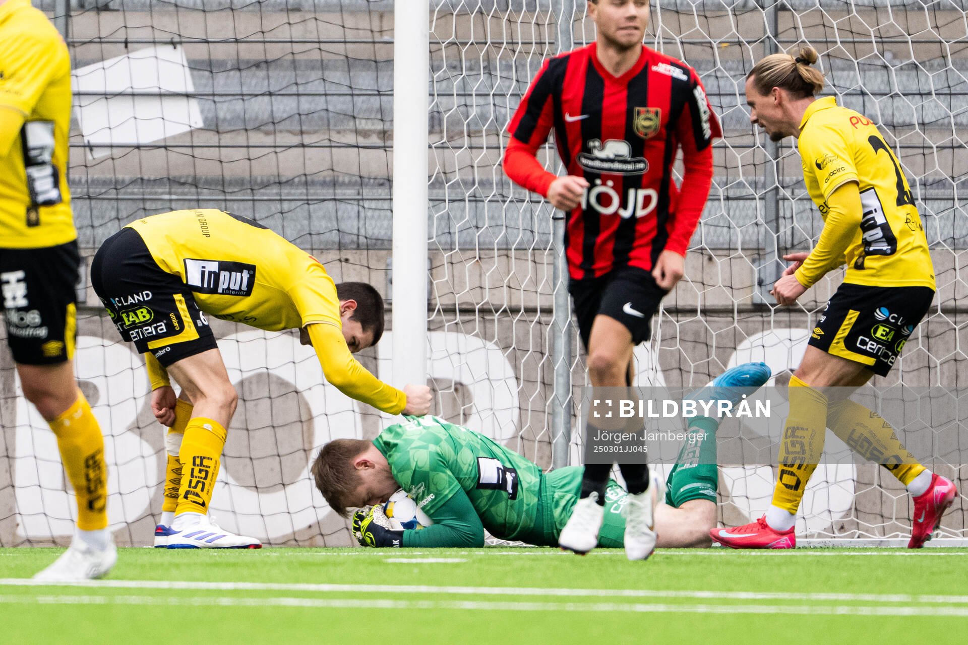 Elfsborgs Rasmus Wikström och målvakt Isak Pettersson under fotbollsmatchen i Svenska Cupen mellan Elfsborg och Brommapojkarna den 1 mars 2025 i Borås.