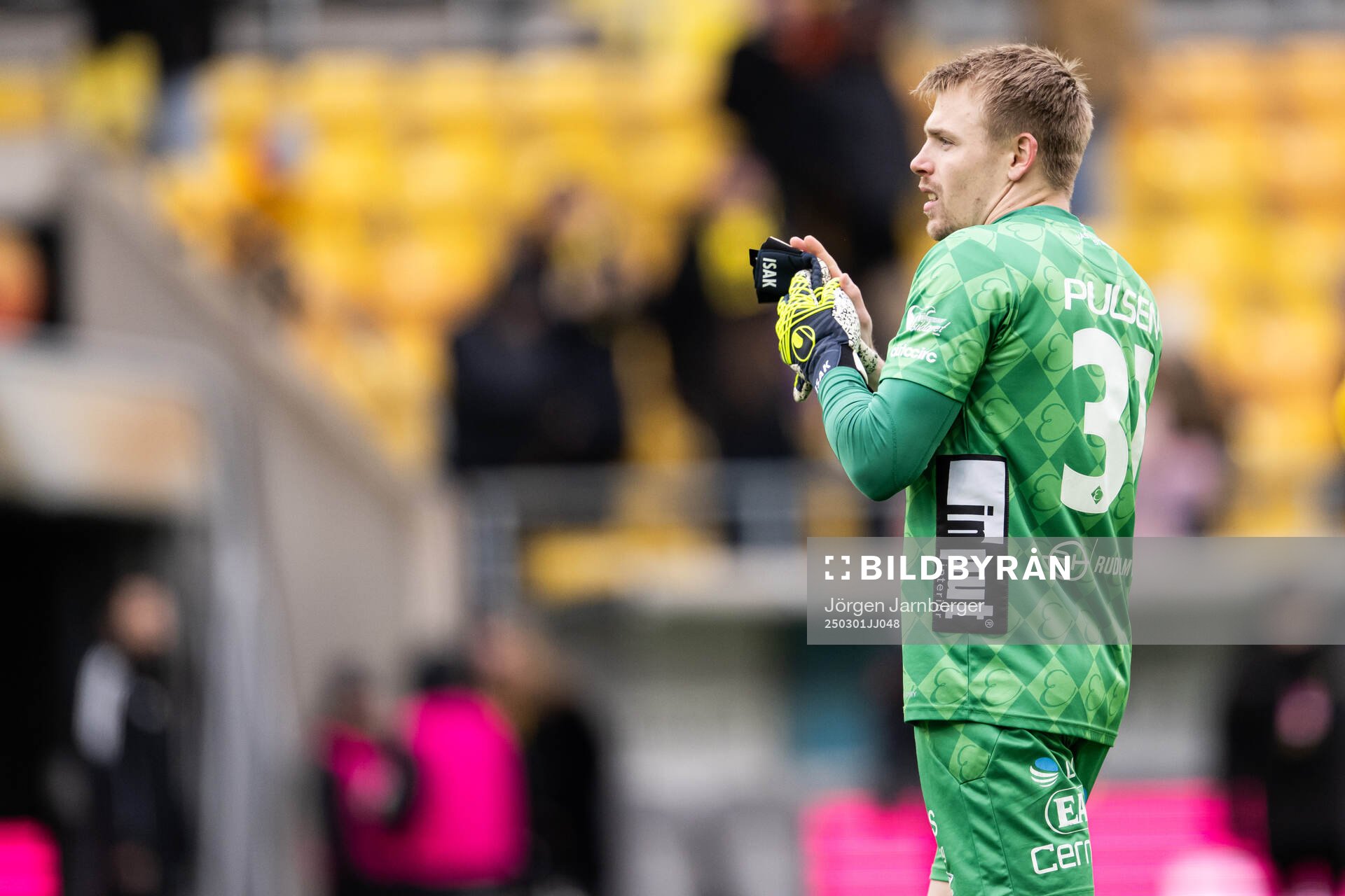 Elfsborgs målvakt Isak Pettersson jublar