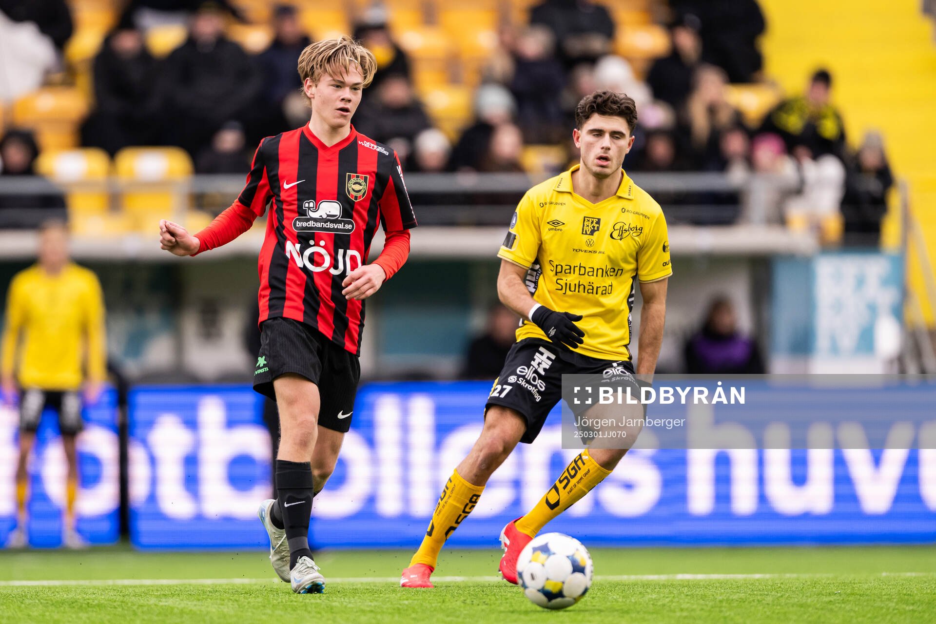 Brommapojkarnas Charlie Nildén och Elfsborgs Besfort Zeneli under fotbollsmatchen i Svenska Cupen mellan Elfsborg och Brommapojkarna den 1 mars 2025 i Borås.