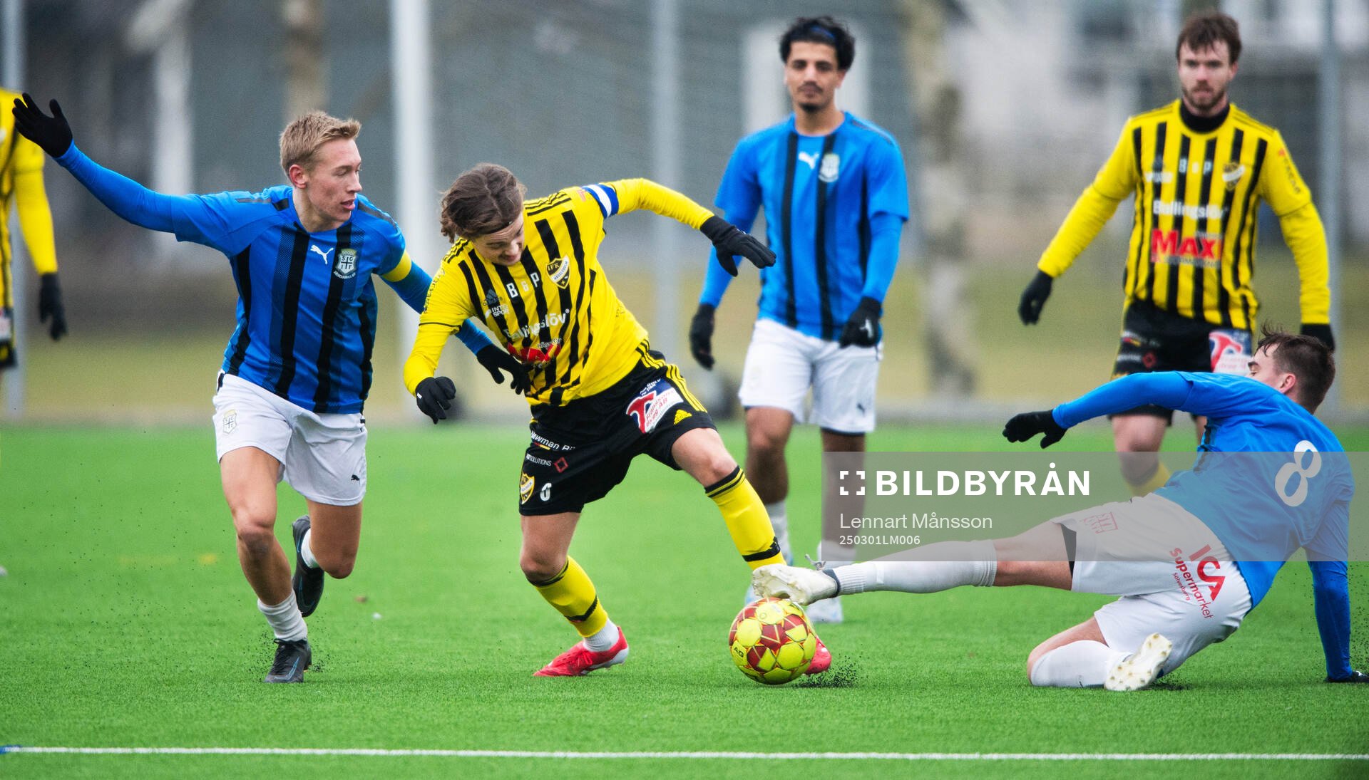 En ordentlig tröjdragning när Sölvesborgs lagkapten Hugo
