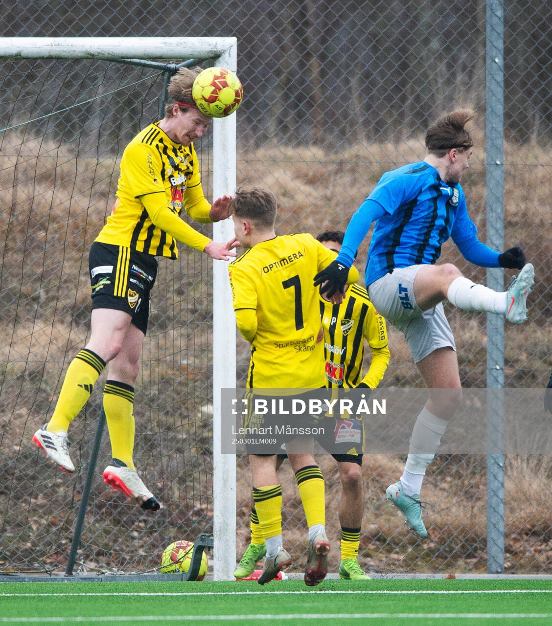 IFK Hässleholms Hugo Arvidsson nickar undan i
