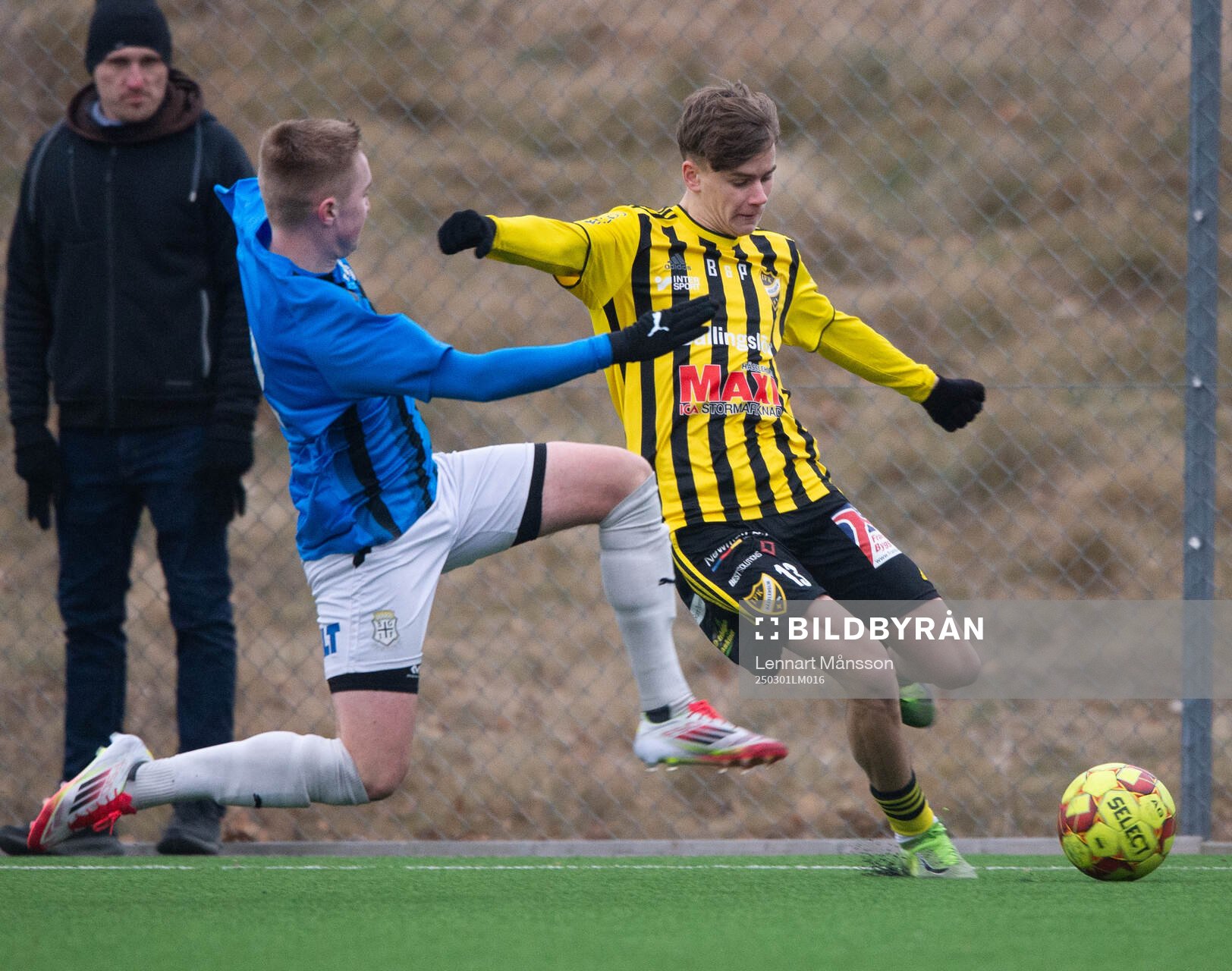 IFK Hässleholms Neo Jakobsson glidtacklat av Sölvesborgs William Klevendal i träningsmatchen mellan IFK Hässleholm och Sölvesborg i Sösdala 1 mars 2025.