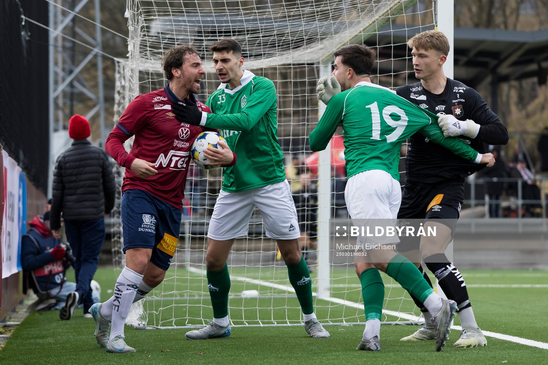 Örgrytes Jonathan Azulay och målvakt Alex Rahm och Brages