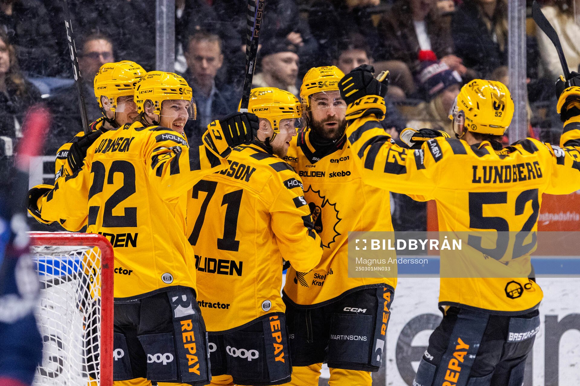 Skellefteås Jonathan Davidsson jublar med lagkamrater