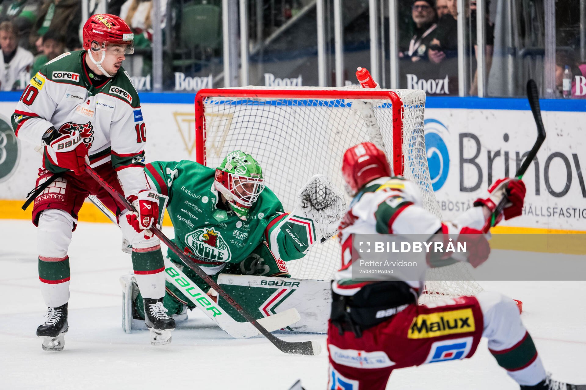 Modos Sampo Ranta och Rögles målvakt Arvid Holm