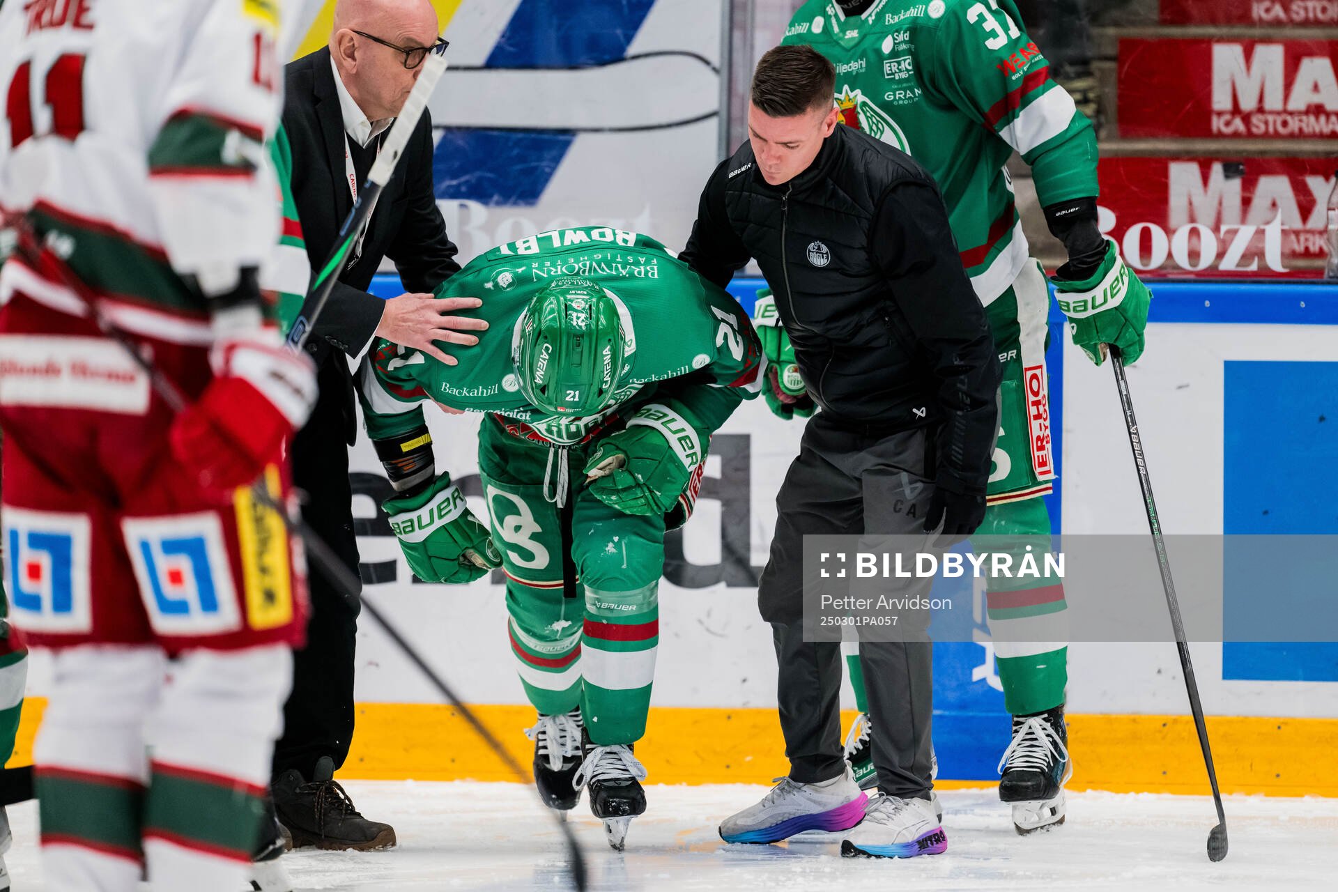Rögles Henry Bowlby lämnar planen