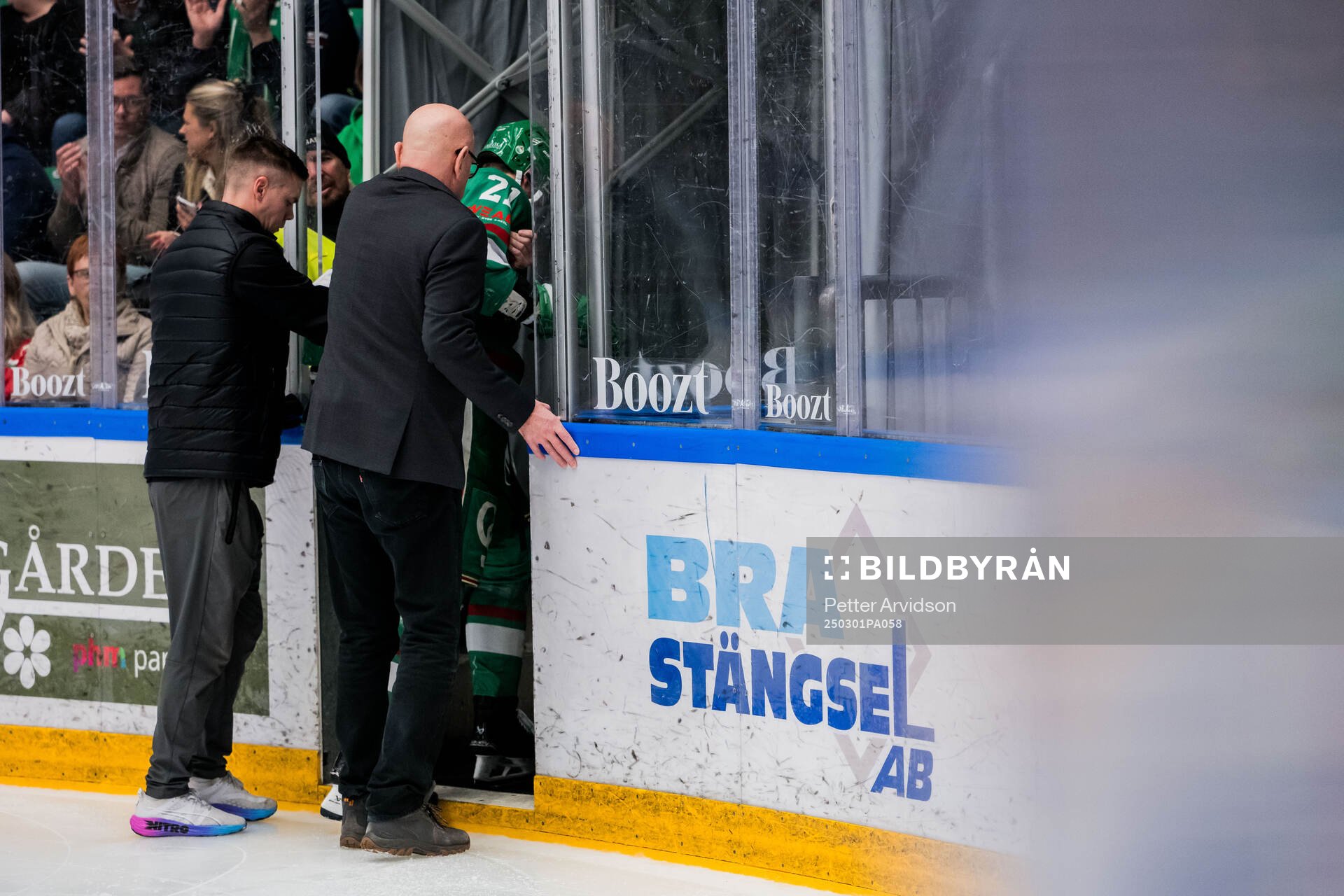 Rögles Henry Bowlby lämnar planen